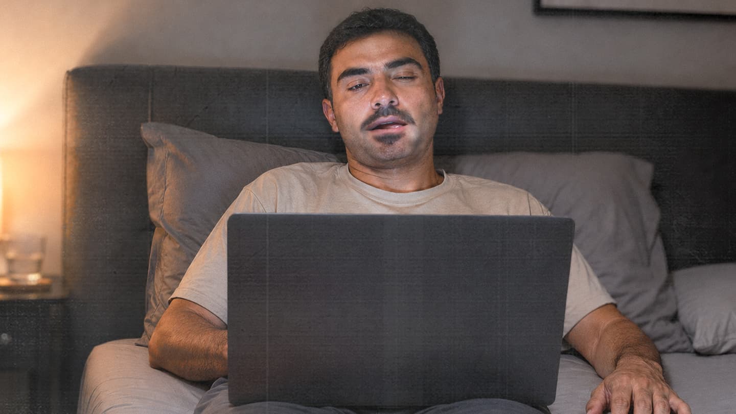 صورة شاب يعوّض حجب المواقع الإباحية بمشاهدة مقاطع من توقيع اتفاق مكّة